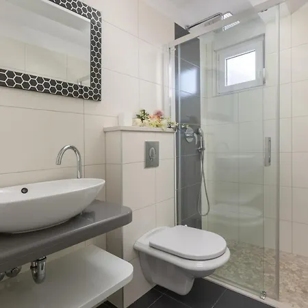 فيلة Toni With Pool And Jacuzzi ماكارسكا