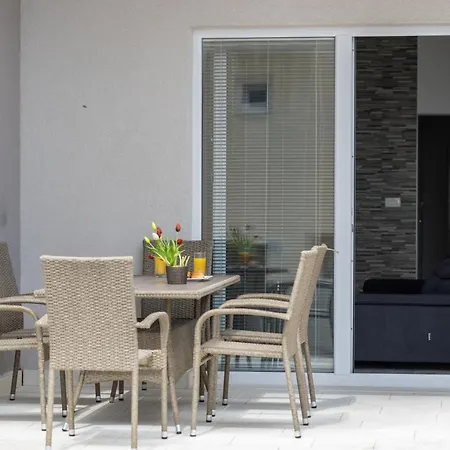 Toni With Pool And Jacuzzi Villa Makarska