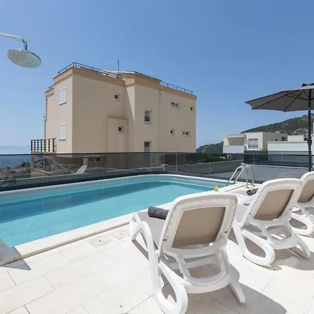 Toni With Pool And Jacuzzi Villa *